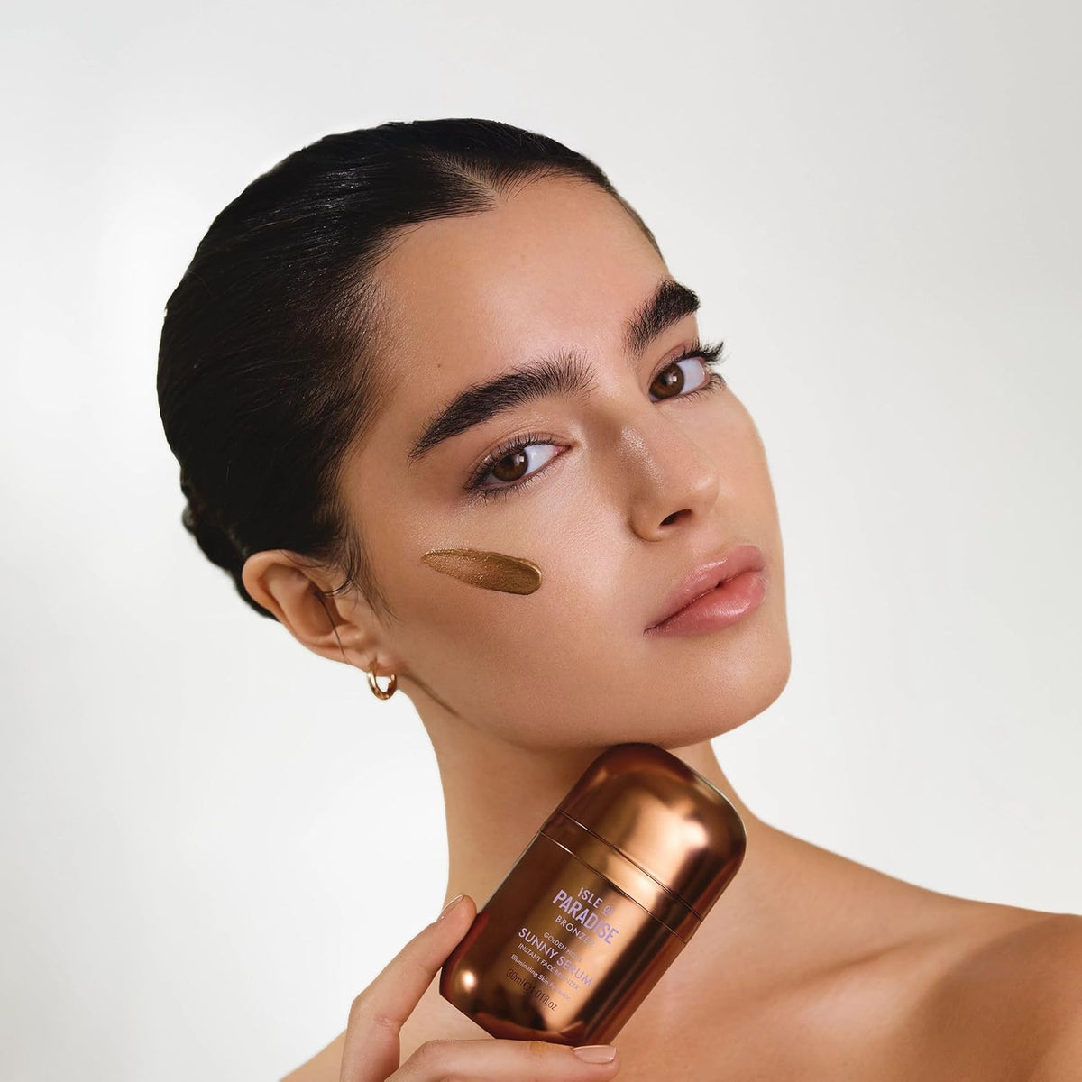 Isle of Paradise Sunny Serum Bronzing Serum – Instantly Illuminating Liquid Face Bronzer with Niacinamide, Buildable Wash-Off Formula for Versatile Wear – 1.01 fl oz